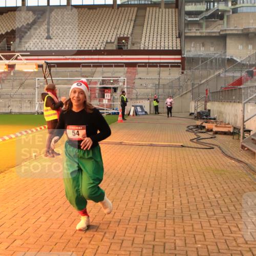 08.12.2024 - St. Pauli X-Mass-Run No. 14 Kathrin Stürmer Photography http://msf.ph/oto/7543980 08.12.2024 10:08:29 Ziel  meine-sportfotos.de