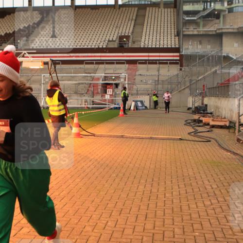 08.12.2024 - St. Pauli X-Mass-Run No. 14 Kathrin Stürmer Photography http://msf.ph/oto/7543983 08.12.2024 10:08:30 Ziel  meine-sportfotos.de