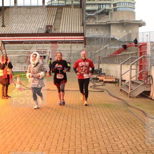 08.12.2024 - St. Pauli X-Mass-Run No. 14 Kathrin Stürmer Photography http://msf.ph/oto/7543993 08.12.2024 10:08:42 Ziel  meine-sportfotos.de