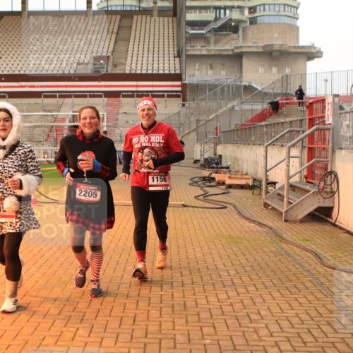 08.12.2024 - St. Pauli X-Mass-Run No. 14 Kathrin Stürmer Photography http://msf.ph/oto/7543998 08.12.2024 10:08:43 Ziel  meine-sportfotos.de
