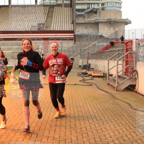08.12.2024 - St. Pauli X-Mass-Run No. 14 Kathrin Stürmer Photography http://msf.ph/oto/7543999 08.12.2024 10:08:43 Ziel  meine-sportfotos.de