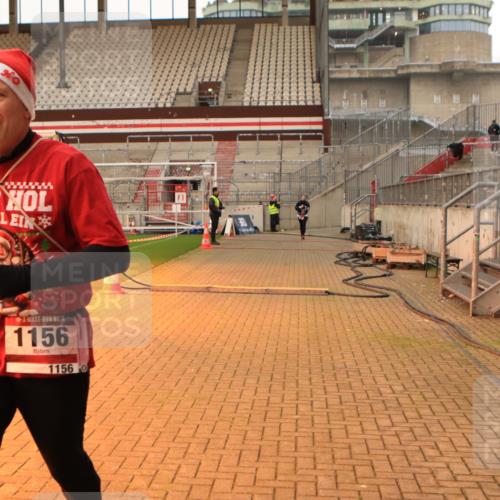 08.12.2024 - St. Pauli X-Mass-Run No. 14 Kathrin Stürmer Photography http://msf.ph/oto/7544002 08.12.2024 10:08:44 Ziel  meine-sportfotos.de