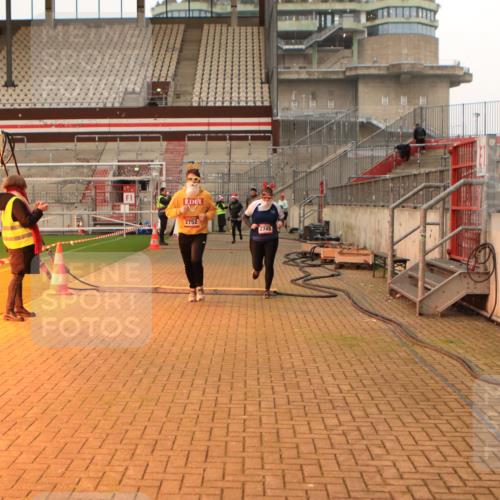 08.12.2024 - St. Pauli X-Mass-Run No. 14 Kathrin Stürmer Photography http://msf.ph/oto/7544028 08.12.2024 10:08:55 Ziel  meine-sportfotos.de