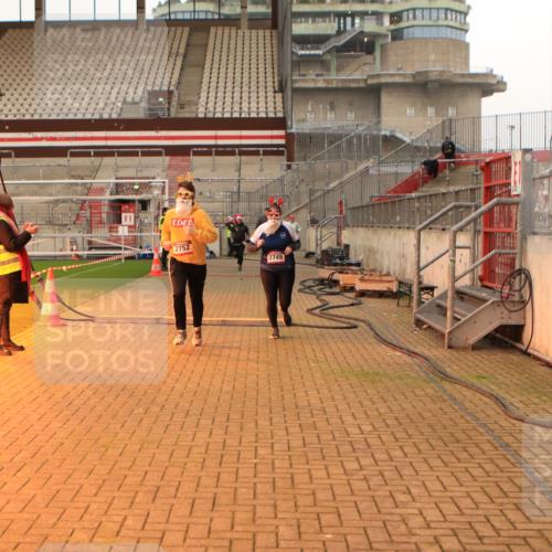 08.12.2024 - St. Pauli X-Mass-Run No. 14 Kathrin Stürmer Photography http://msf.ph/oto/7544030 08.12.2024 10:08:55 Ziel  meine-sportfotos.de