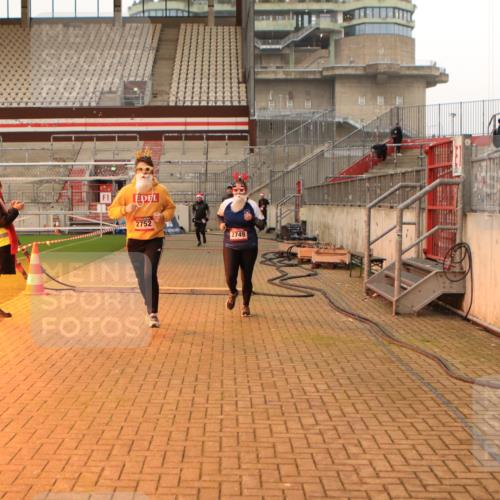 08.12.2024 - St. Pauli X-Mass-Run No. 14 Kathrin Stürmer Photography http://msf.ph/oto/7544032 08.12.2024 10:08:56 Ziel  meine-sportfotos.de