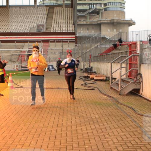 08.12.2024 - St. Pauli X-Mass-Run No. 14 Kathrin Stürmer Photography http://msf.ph/oto/7544034 08.12.2024 10:08:56 Ziel  meine-sportfotos.de
