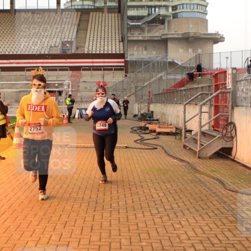 08.12.2024 - St. Pauli X-Mass-Run No. 14 Kathrin Stürmer Photography http://msf.ph/oto/7544037 08.12.2024 10:08:57 Ziel  meine-sportfotos.de