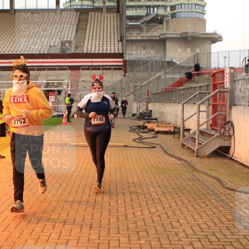 08.12.2024 - St. Pauli X-Mass-Run No. 14 Kathrin Stürmer Photography http://msf.ph/oto/7544038 08.12.2024 10:08:57 Ziel  meine-sportfotos.de