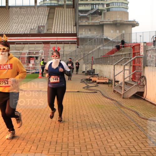 08.12.2024 - St. Pauli X-Mass-Run No. 14 Kathrin Stürmer Photography http://msf.ph/oto/7544039 08.12.2024 10:08:57 Ziel  meine-sportfotos.de