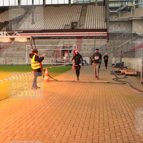 08.12.2024 - St. Pauli X-Mass-Run No. 14 Kathrin Stürmer Photography http://msf.ph/oto/7544049 08.12.2024 10:09:00 Ziel  meine-sportfotos.de