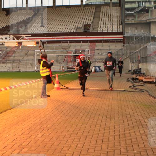 08.12.2024 - St. Pauli X-Mass-Run No. 14 Kathrin Stürmer Photography http://msf.ph/oto/7544053 08.12.2024 10:09:01 Ziel  meine-sportfotos.de