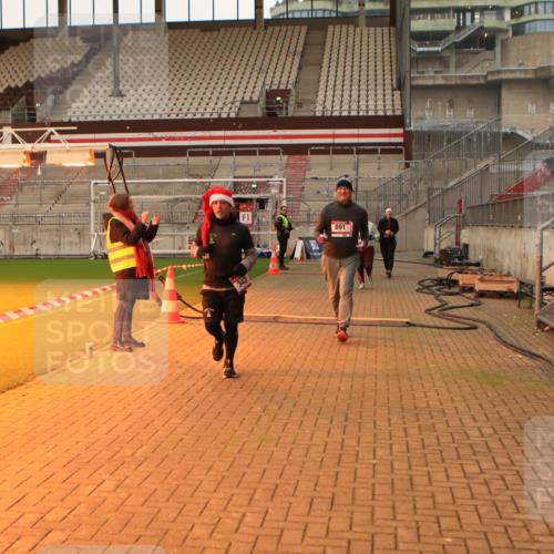 08.12.2024 - St. Pauli X-Mass-Run No. 14 Kathrin Stürmer Photography http://msf.ph/oto/7544057 08.12.2024 10:09:02 Ziel  meine-sportfotos.de