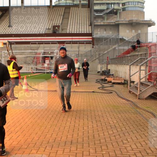 08.12.2024 - St. Pauli X-Mass-Run No. 14 Kathrin Stürmer Photography http://msf.ph/oto/7544064 08.12.2024 10:09:03 Ziel  meine-sportfotos.de
