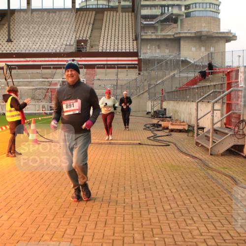 08.12.2024 - St. Pauli X-Mass-Run No. 14 Kathrin Stürmer Photography http://msf.ph/oto/7544068 08.12.2024 10:09:04 Ziel  meine-sportfotos.de