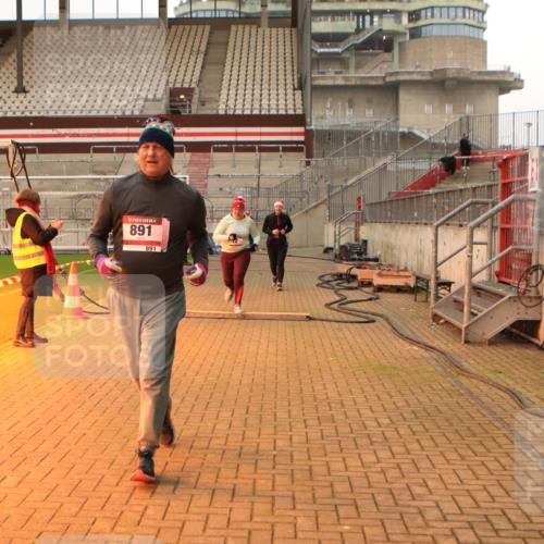 08.12.2024 - St. Pauli X-Mass-Run No. 14 Kathrin Stürmer Photography http://msf.ph/oto/7544069 08.12.2024 10:09:04 Ziel  meine-sportfotos.de