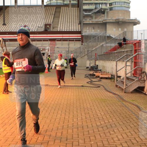 08.12.2024 - St. Pauli X-Mass-Run No. 14 Kathrin Stürmer Photography http://msf.ph/oto/7544071 08.12.2024 10:09:04 Ziel  meine-sportfotos.de