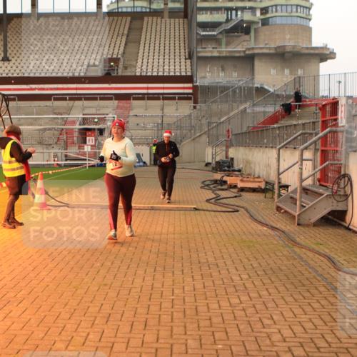 08.12.2024 - St. Pauli X-Mass-Run No. 14 Kathrin Stürmer Photography http://msf.ph/oto/7544075 08.12.2024 10:09:06 Ziel  meine-sportfotos.de