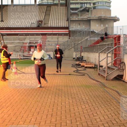 08.12.2024 - St. Pauli X-Mass-Run No. 14 Kathrin Stürmer Photography http://msf.ph/oto/7544076 08.12.2024 10:09:06 Ziel  meine-sportfotos.de