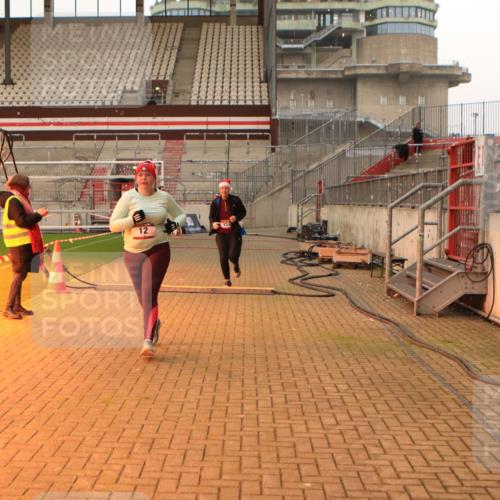 08.12.2024 - St. Pauli X-Mass-Run No. 14 Kathrin Stürmer Photography http://msf.ph/oto/7544077 08.12.2024 10:09:06 Ziel  meine-sportfotos.de