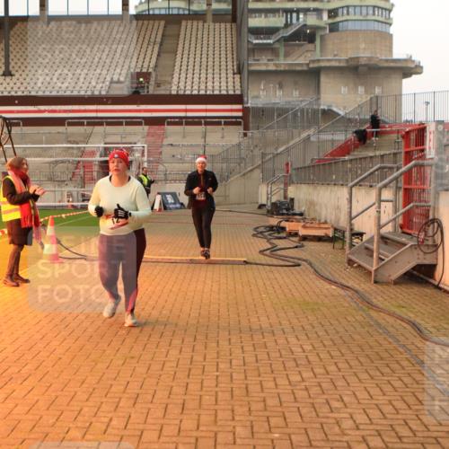 08.12.2024 - St. Pauli X-Mass-Run No. 14 Kathrin Stürmer Photography http://msf.ph/oto/7544078 08.12.2024 10:09:06 Ziel  meine-sportfotos.de