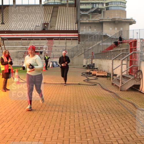 08.12.2024 - St. Pauli X-Mass-Run No. 14 Kathrin Stürmer Photography http://msf.ph/oto/7544079 08.12.2024 10:09:06 Ziel  meine-sportfotos.de