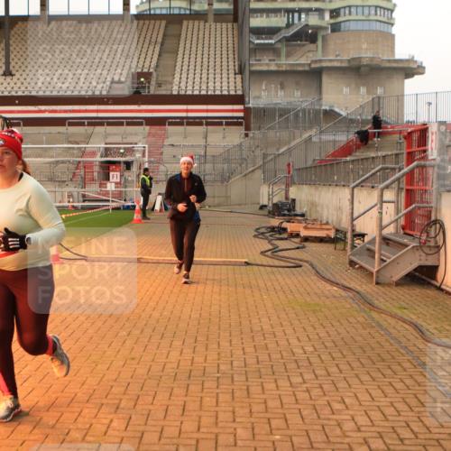 08.12.2024 - St. Pauli X-Mass-Run No. 14 Kathrin Stürmer Photography http://msf.ph/oto/7544083 08.12.2024 10:09:07 Ziel  meine-sportfotos.de
