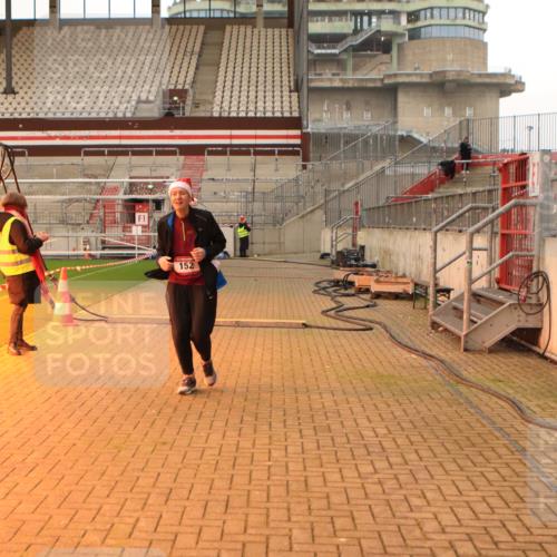 08.12.2024 - St. Pauli X-Mass-Run No. 14 Kathrin Stürmer Photography http://msf.ph/oto/7544089 08.12.2024 10:09:08 Ziel  meine-sportfotos.de