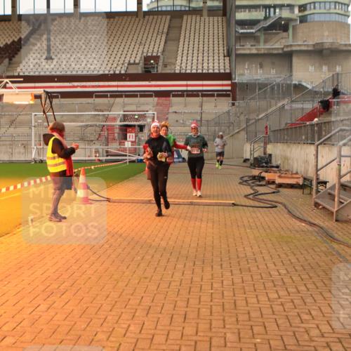 08.12.2024 - St. Pauli X-Mass-Run No. 14 Kathrin Stürmer Photography http://msf.ph/oto/7544101 08.12.2024 10:09:24 Ziel  meine-sportfotos.de