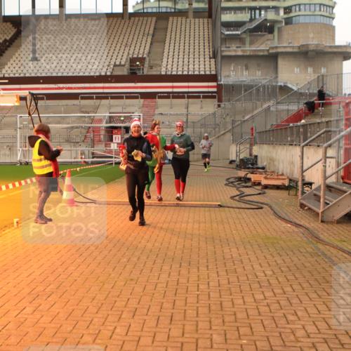 08.12.2024 - St. Pauli X-Mass-Run No. 14 Kathrin Stürmer Photography http://msf.ph/oto/7544103 08.12.2024 10:09:24 Ziel  meine-sportfotos.de