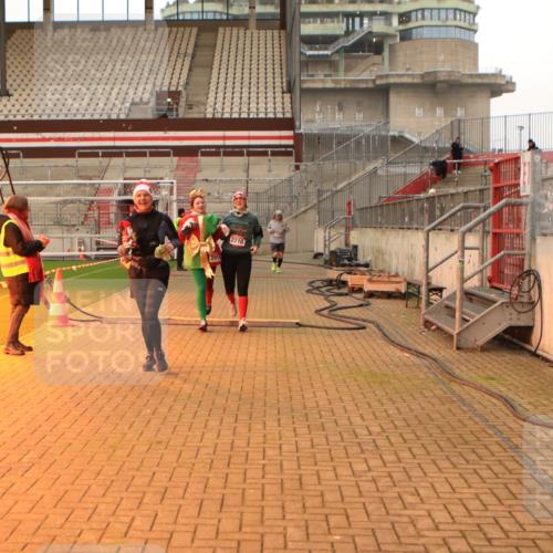 08.12.2024 - St. Pauli X-Mass-Run No. 14 Kathrin Stürmer Photography http://msf.ph/oto/7544105 08.12.2024 10:09:25 Ziel  meine-sportfotos.de