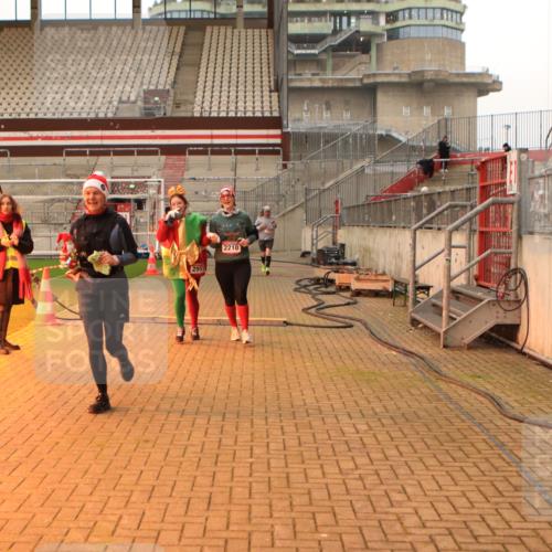 08.12.2024 - St. Pauli X-Mass-Run No. 14 Kathrin Stürmer Photography http://msf.ph/oto/7544108 08.12.2024 10:09:25 Ziel  meine-sportfotos.de