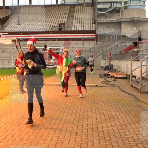 08.12.2024 - St. Pauli X-Mass-Run No. 14 Kathrin Stürmer Photography http://msf.ph/oto/7544111 08.12.2024 10:09:26 Ziel  meine-sportfotos.de