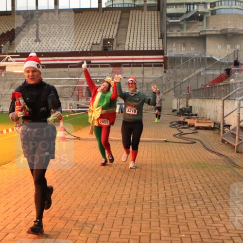 08.12.2024 - St. Pauli X-Mass-Run No. 14 Kathrin Stürmer Photography http://msf.ph/oto/7544113 08.12.2024 10:09:26 Ziel  meine-sportfotos.de