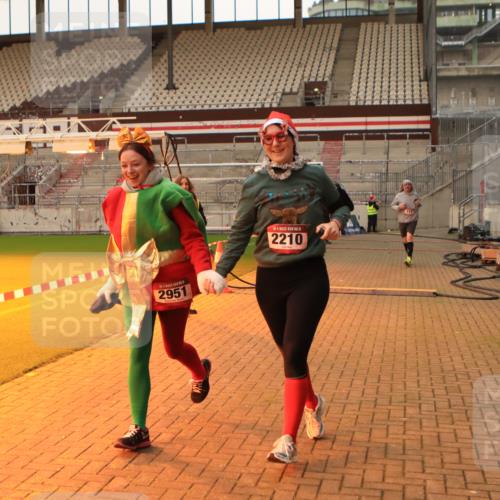 08.12.2024 - St. Pauli X-Mass-Run No. 14 Kathrin Stürmer Photography http://msf.ph/oto/7544117 08.12.2024 10:09:28 Ziel  meine-sportfotos.de