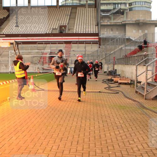08.12.2024 - St. Pauli X-Mass-Run No. 14 Kathrin Stürmer Photography http://msf.ph/oto/7544144 08.12.2024 10:09:39 Ziel  meine-sportfotos.de
