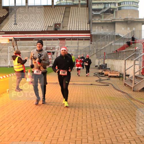 08.12.2024 - St. Pauli X-Mass-Run No. 14 Kathrin Stürmer Photography http://msf.ph/oto/7544149 08.12.2024 10:09:40 Ziel  meine-sportfotos.de