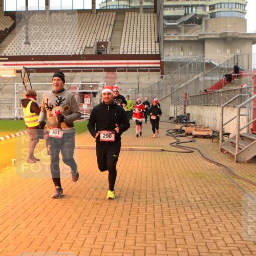 08.12.2024 - St. Pauli X-Mass-Run No. 14 Kathrin Stürmer Photography http://msf.ph/oto/7544150 08.12.2024 10:09:41 Ziel  meine-sportfotos.de