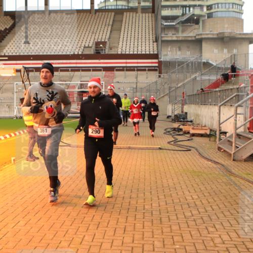 08.12.2024 - St. Pauli X-Mass-Run No. 14 Kathrin Stürmer Photography http://msf.ph/oto/7544151 08.12.2024 10:09:41 Ziel  meine-sportfotos.de