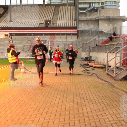 08.12.2024 - St. Pauli X-Mass-Run No. 14 Kathrin Stürmer Photography http://msf.ph/oto/7544152 08.12.2024 10:09:43 Ziel  meine-sportfotos.de