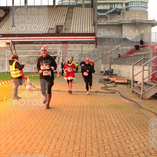 08.12.2024 - St. Pauli X-Mass-Run No. 14 Kathrin Stürmer Photography http://msf.ph/oto/7544153 08.12.2024 10:09:43 Ziel  meine-sportfotos.de