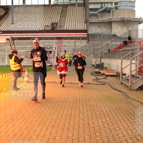08.12.2024 - St. Pauli X-Mass-Run No. 14 Kathrin Stürmer Photography http://msf.ph/oto/7544154 08.12.2024 10:09:43 Ziel  meine-sportfotos.de