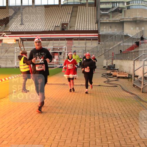 08.12.2024 - St. Pauli X-Mass-Run No. 14 Kathrin Stürmer Photography http://msf.ph/oto/7544156 08.12.2024 10:09:43 Ziel  meine-sportfotos.de
