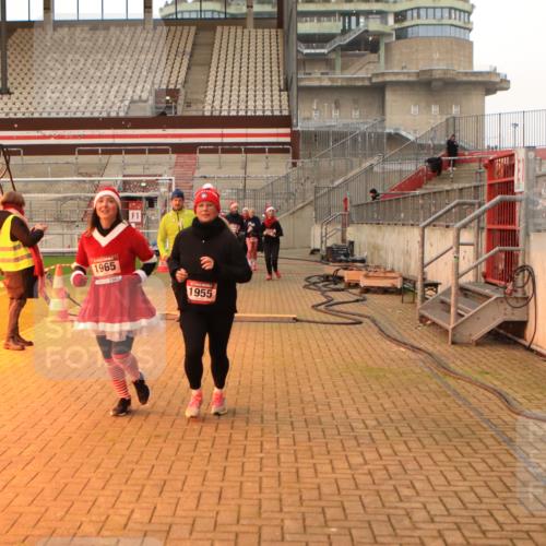 08.12.2024 - St. Pauli X-Mass-Run No. 14 Kathrin Stürmer Photography http://msf.ph/oto/7544162 08.12.2024 10:09:45 Ziel  meine-sportfotos.de