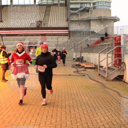 08.12.2024 - St. Pauli X-Mass-Run No. 14 Kathrin Stürmer Photography http://msf.ph/oto/7544163 08.12.2024 10:09:45 Ziel  meine-sportfotos.de