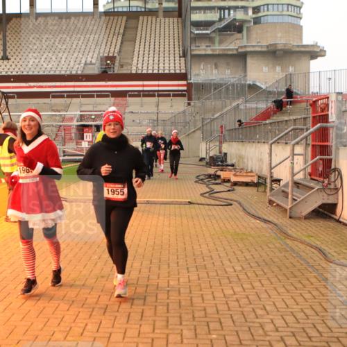 08.12.2024 - St. Pauli X-Mass-Run No. 14 Kathrin Stürmer Photography http://msf.ph/oto/7544164 08.12.2024 10:09:45 Ziel  meine-sportfotos.de
