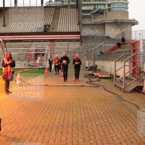 08.12.2024 - St. Pauli X-Mass-Run No. 14 Kathrin Stürmer Photography http://msf.ph/oto/7544173 08.12.2024 10:09:47 Ziel  meine-sportfotos.de
