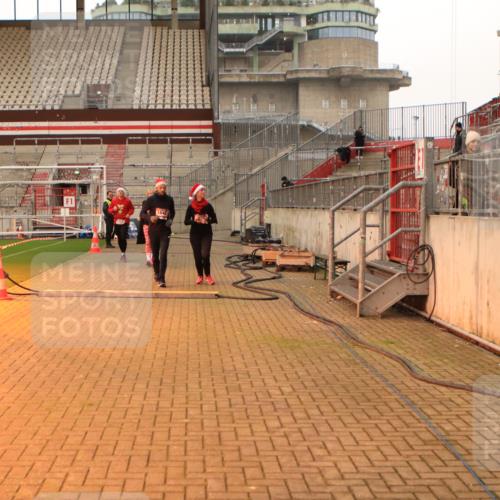 08.12.2024 - St. Pauli X-Mass-Run No. 14 Kathrin Stürmer Photography http://msf.ph/oto/7544175 08.12.2024 10:09:48 Ziel  meine-sportfotos.de