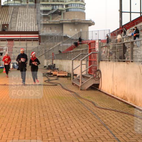08.12.2024 - St. Pauli X-Mass-Run No. 14 Kathrin Stürmer Photography http://msf.ph/oto/7544179 08.12.2024 10:09:48 Ziel  meine-sportfotos.de