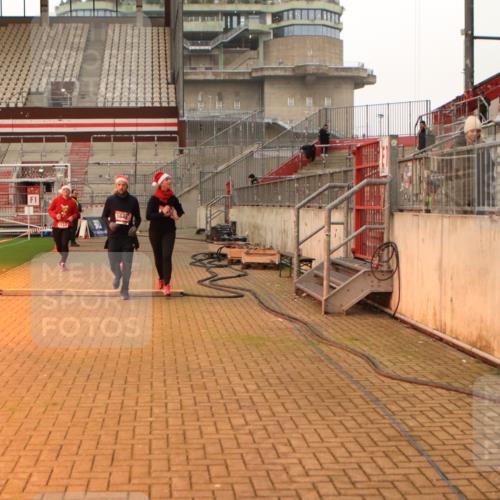 08.12.2024 - St. Pauli X-Mass-Run No. 14 Kathrin Stürmer Photography http://msf.ph/oto/7544180 08.12.2024 10:09:49 Ziel  meine-sportfotos.de