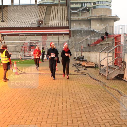 08.12.2024 - St. Pauli X-Mass-Run No. 14 Kathrin Stürmer Photography http://msf.ph/oto/7544184 08.12.2024 10:09:49 Ziel  meine-sportfotos.de